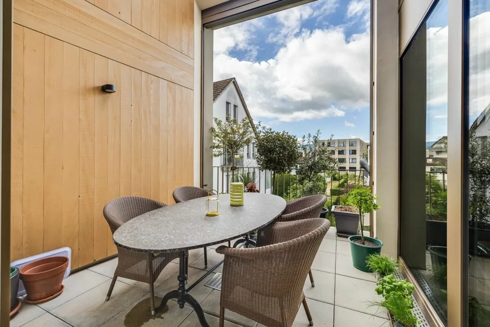 Moderne 4.5 Zimmer Maisonette Wohnung mit Loggia und Einstellhallenplatz