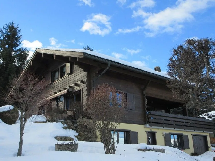 *Maison individuelle avec vue sur les montagnes*