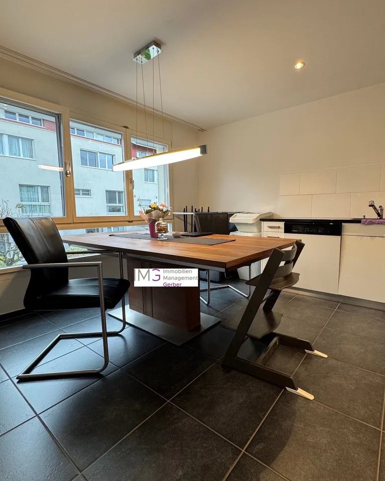 Moderne, neuwertige 3.5 Zimmer Etagenwohnung mit separater Waschküche