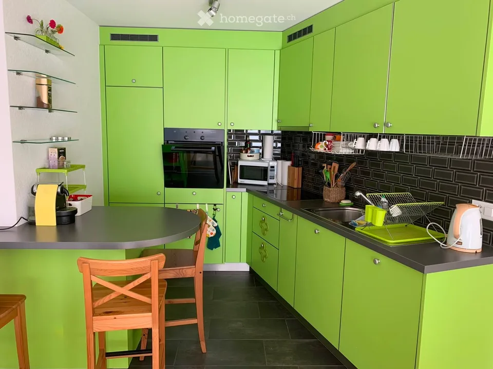 Lumineux appartement de 3,5 pièces avec balcon à Areuse – disponible immédiatement !