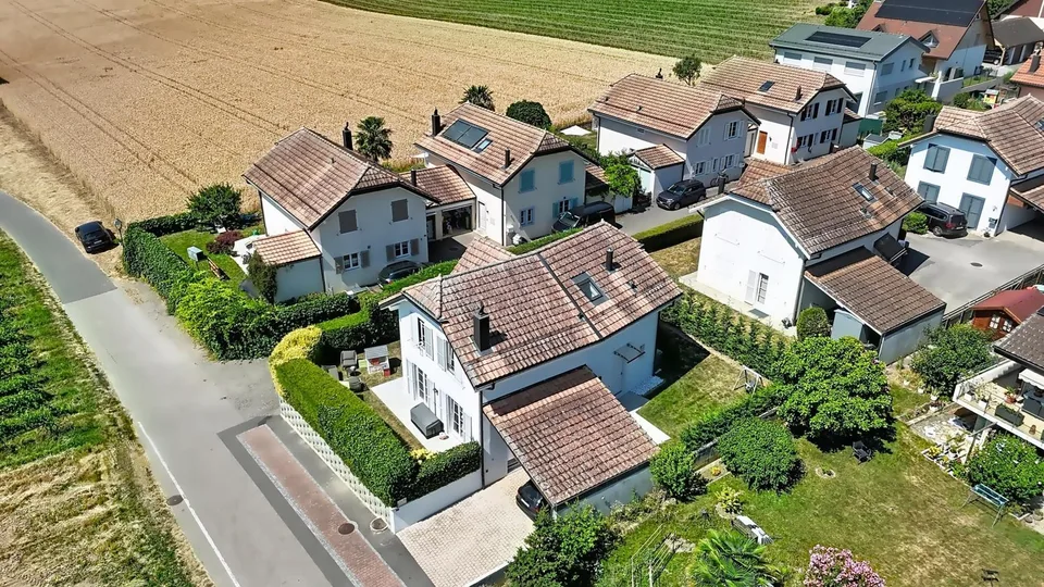Detached house on the edge of an agricultural area
