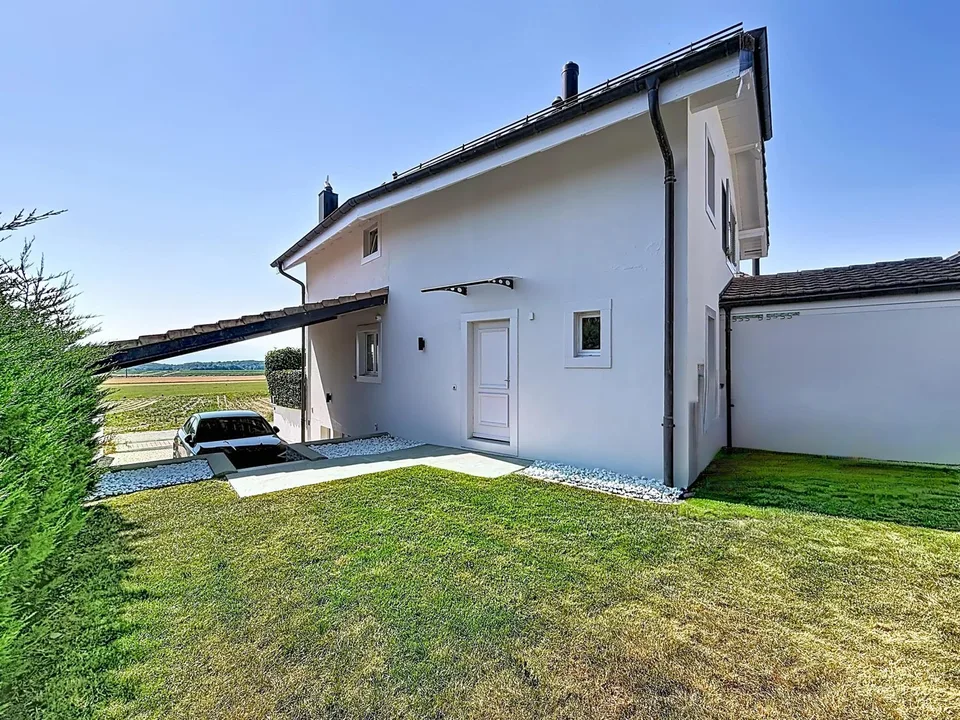Detached house on the edge of an agricultural area