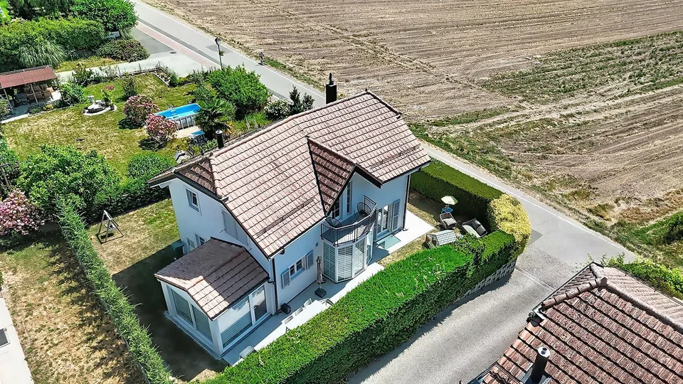Detached house on the edge of an agricultural area