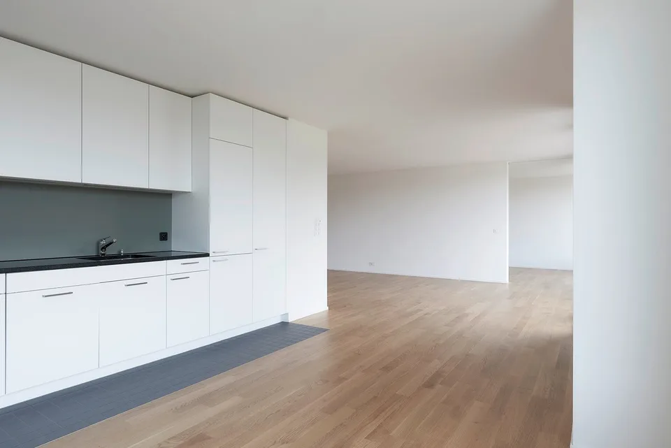 Grosszügige 2.5 Zimmer-Wohnung mit zwei Balkonen, Wohnerlebnis im Grünen, gut vernetzt