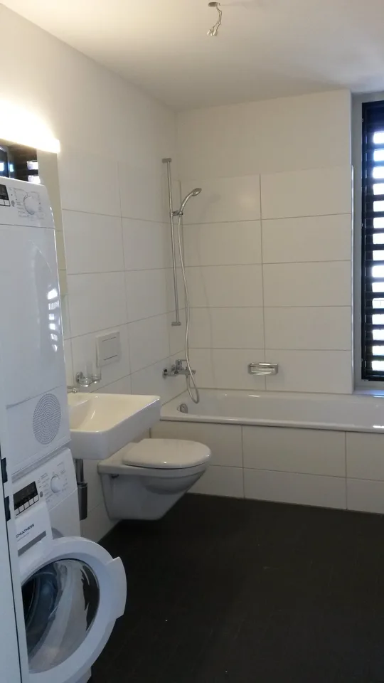 Grosszügige 2.5 Zimmer-Wohnung mit zwei Balkonen, Wohnerlebnis im Grünen, gut vernetzt