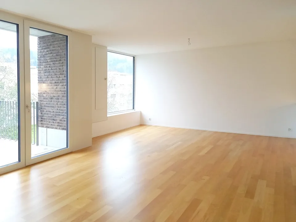 Grosszügige 2.5 Zimmer-Wohnung mit zwei Balkonen, Wohnerlebnis im Grünen, gut vernetzt