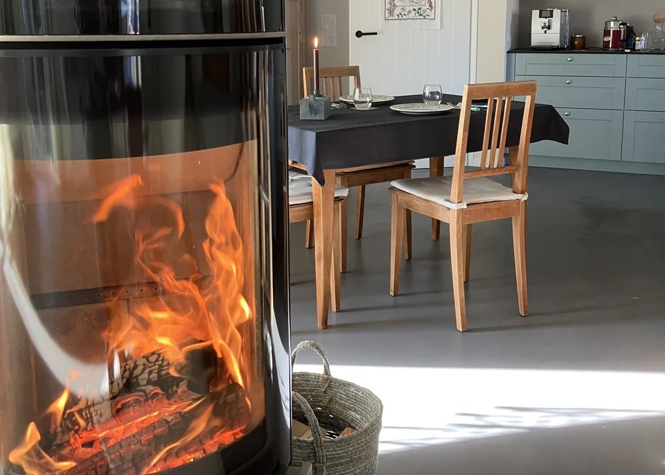 Bijou mit hochwertiger Wohneinrichtung, Cheminée und Sauna auf Zeit - All-Inclusive-Konditionen