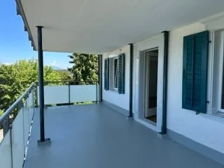 Zu vermieten ab 1. Sept. 2026 oder nach Vereinbarung: 2-Zimmer-Whg. mit grossem Balkon und Parkplatz