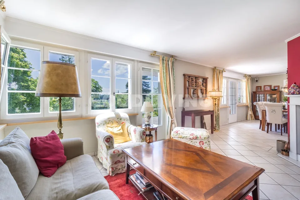 Propriété exclusive avec bâtiment d'atelier et de garage séparé