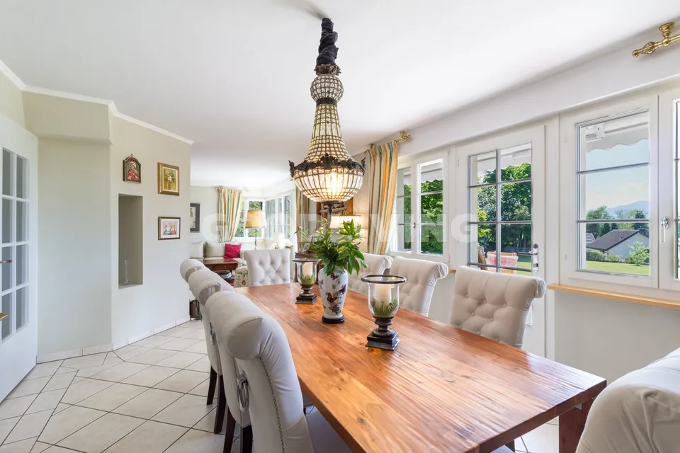 Propriété exclusive avec bâtiment d'atelier et de garage séparé