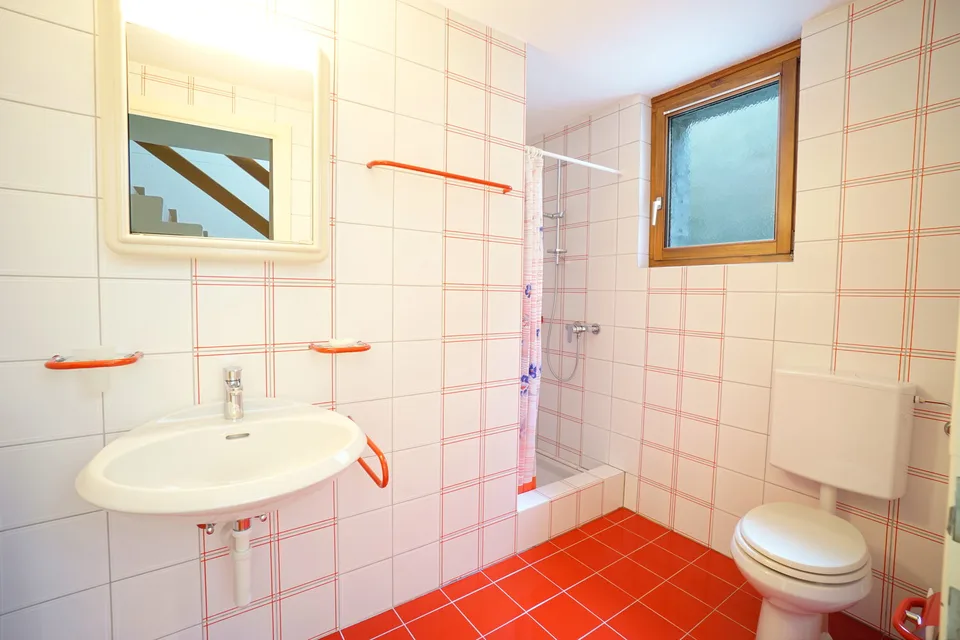 Freistehendes 5.5-Zimmer Einfamilienhaus mit vielseitigem Um- und Ausbaupotenzial – Foto 16 von 24