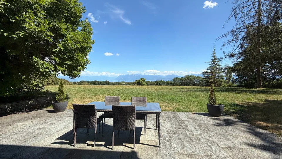 Villa privé d'exception composé de quatre appartements avec vue panoramique sur le lac Léman