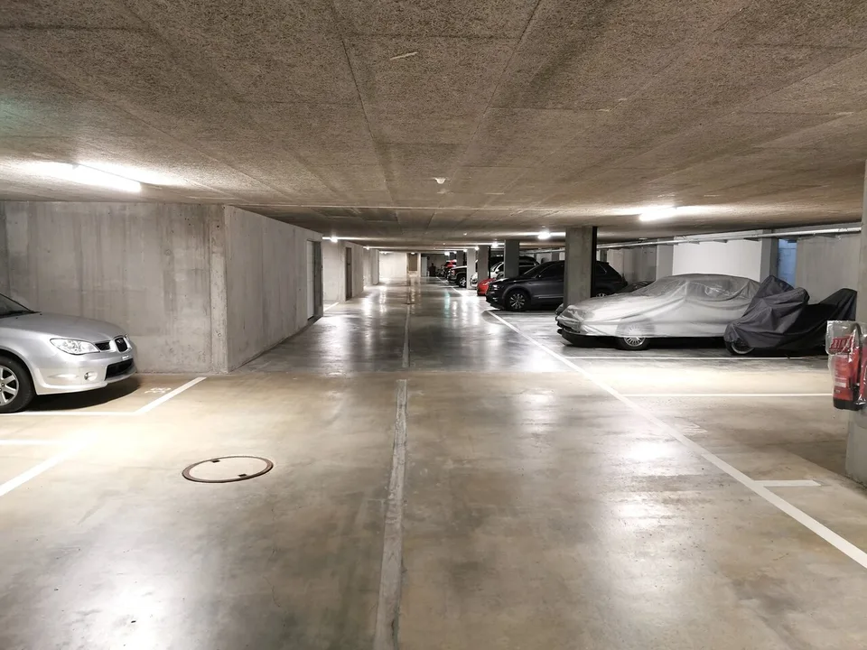Überbreiter Tiefgaragenparkplatz