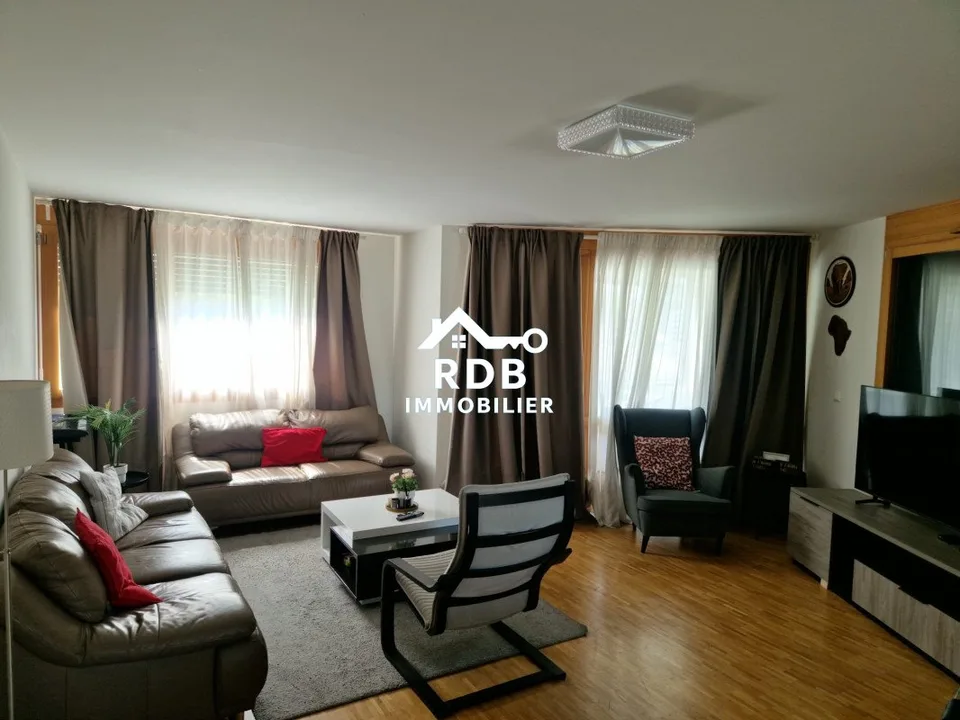 Appartement de 5 pièces au 1er étage situé à Le Grand-Saconnex 1218