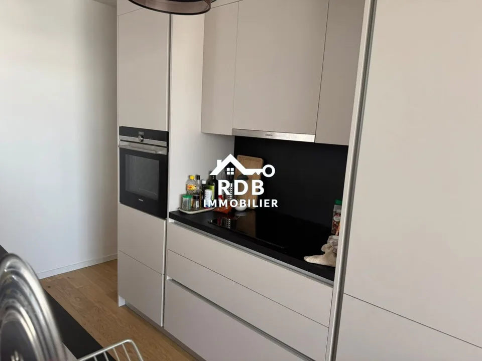 Appartamento di 4 locali al 2° piano situato a Troinex 1256