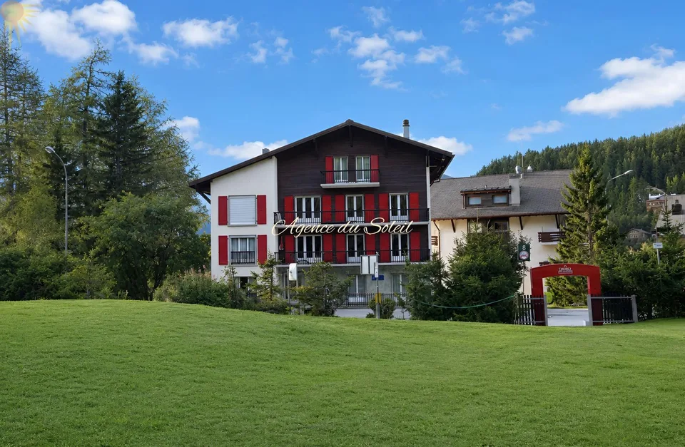 À louer à la saison d'hiver : Bel appartement 2.5 pièces au bord du golf 18 trous et parking devant l'immeuble !