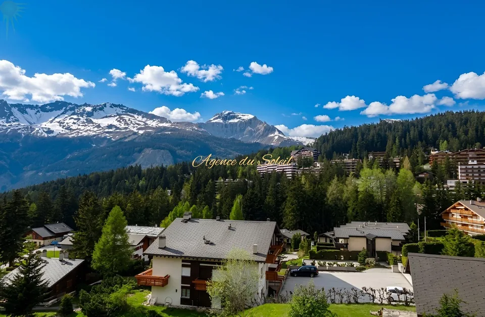 À louer à la saison d'hiver : Bel appartement 2.5 pièces au bord du golf 18 trous et parking devant l'immeuble !