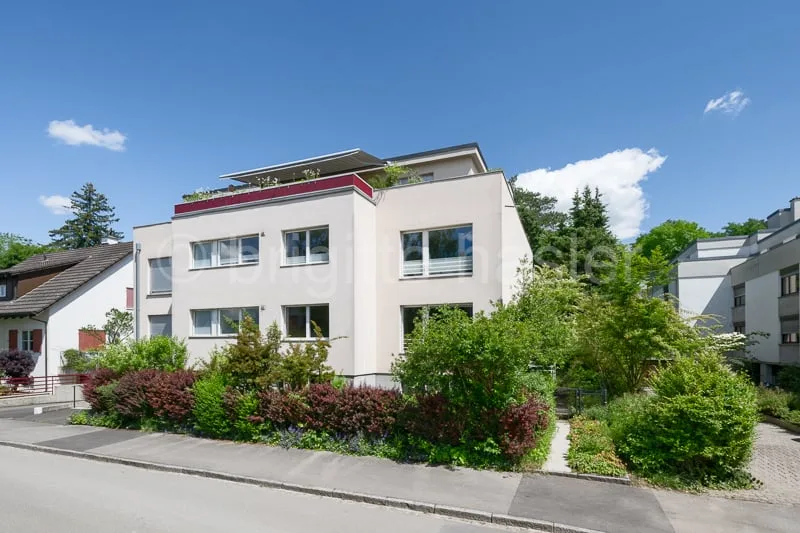 Appartamento di proprietà di 6,5 locali con grande giardino in zona residenziale familiare