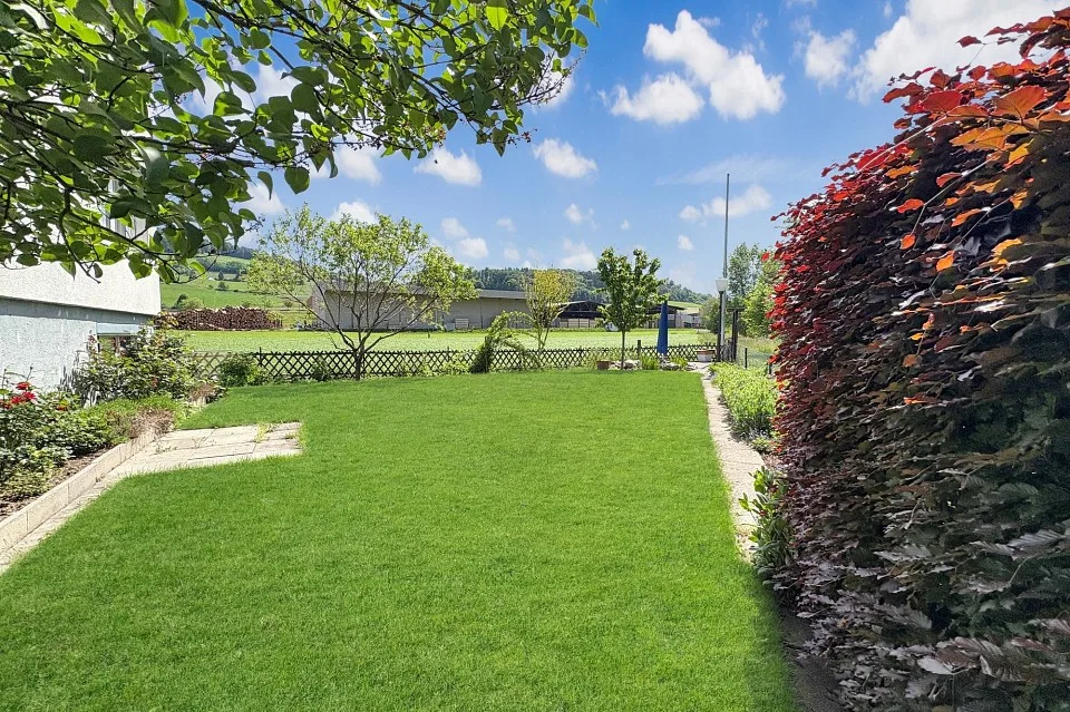 Zweifamilienhaus mit Pool und traumhaftem Garten an der Worble
