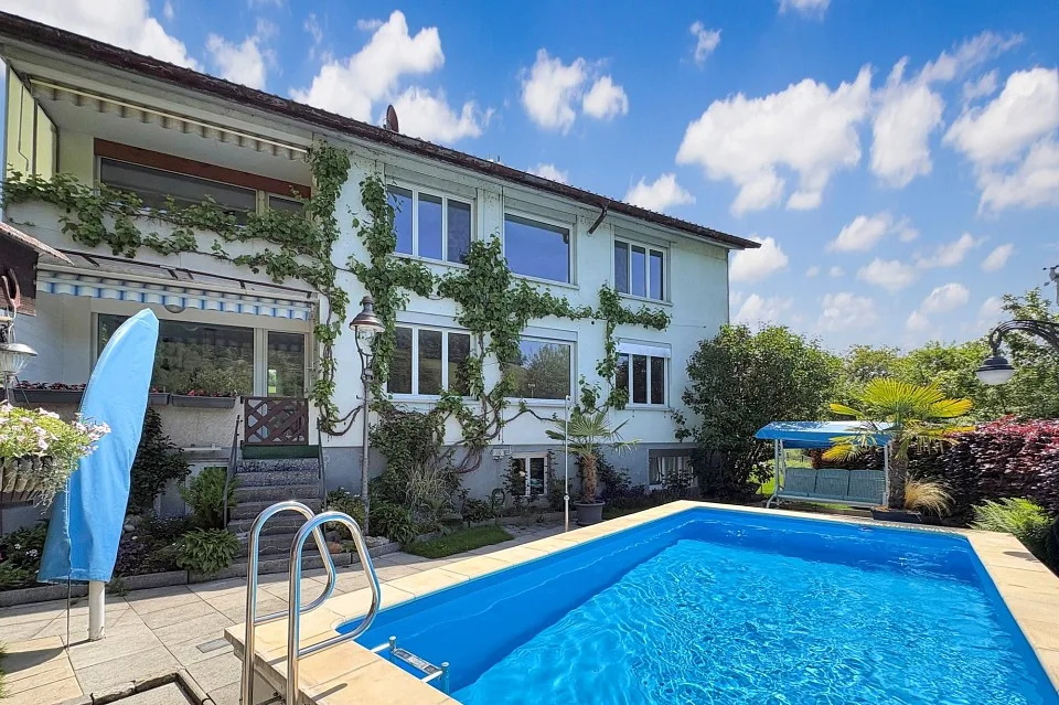 Zweifamilienhaus mit Pool und traumhaftem Garten an der Worble