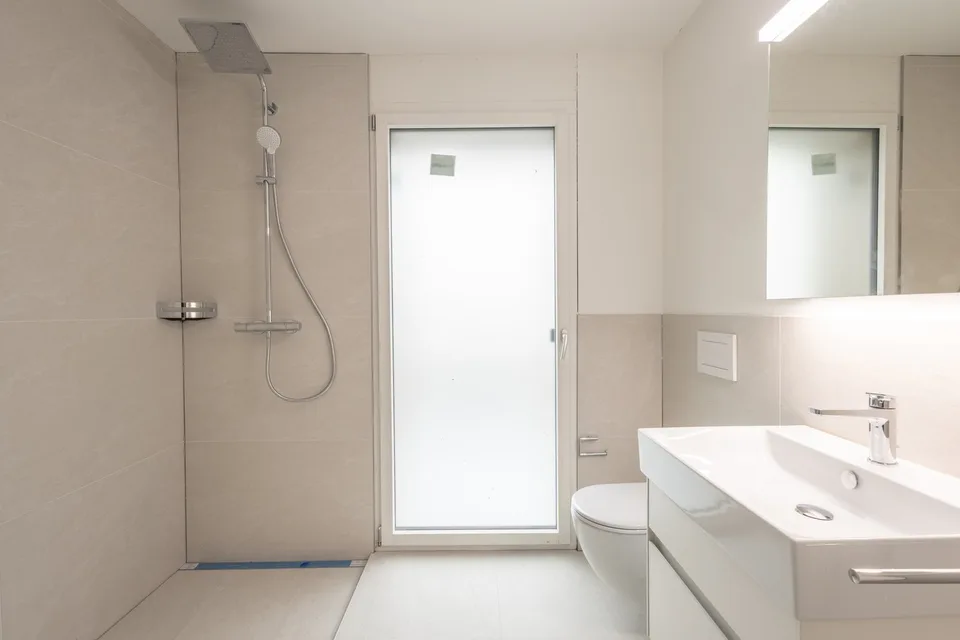 Vivere moderno all'ultimo piano – Appartamento nuovo di 2,5 locali di alta qualità a Zurigo-Seebach