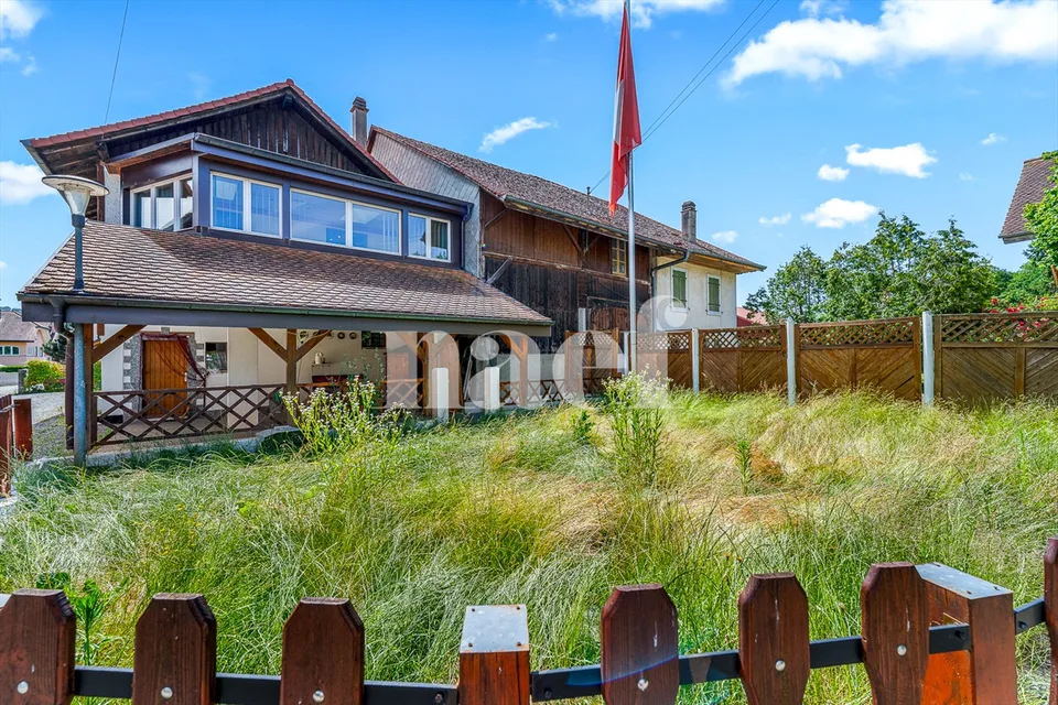 Maison villageoise jumelle de 4.5 pièces avec véranda et jardin à vendre à Granges-Marnand