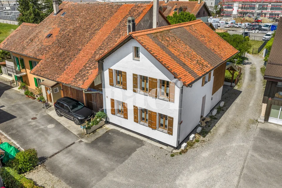 Maison villageoise jumelle de 4.5 pièces avec véranda et jardin à vendre à Granges-Marnand