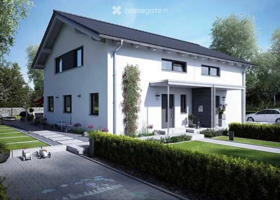 Haus mit grossen Garagen und Reservebauland