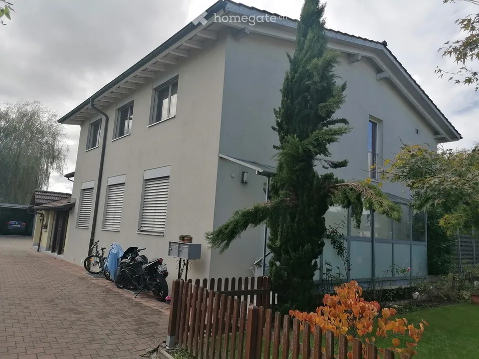 Appartamento luminoso 4.5 locali con balcone in una casa di 3 famiglie