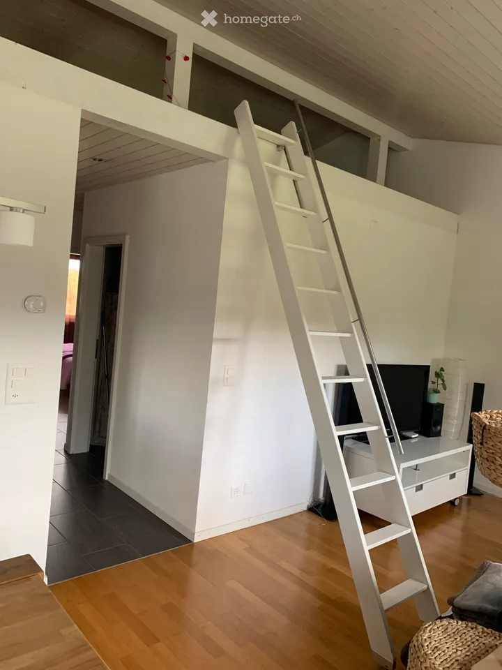 Appartamento luminoso 4.5 locali con balcone in una casa di 3 famiglie