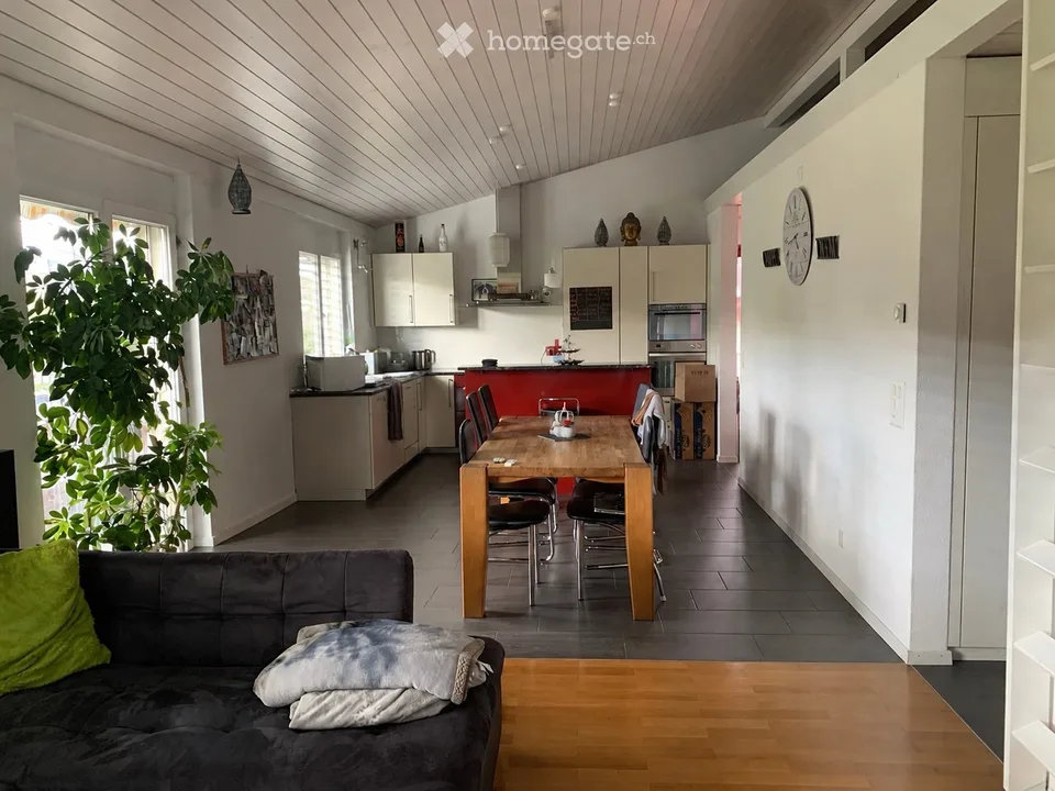 Appartamento luminoso 4.5 locali con balcone in una casa di 3 famiglie
