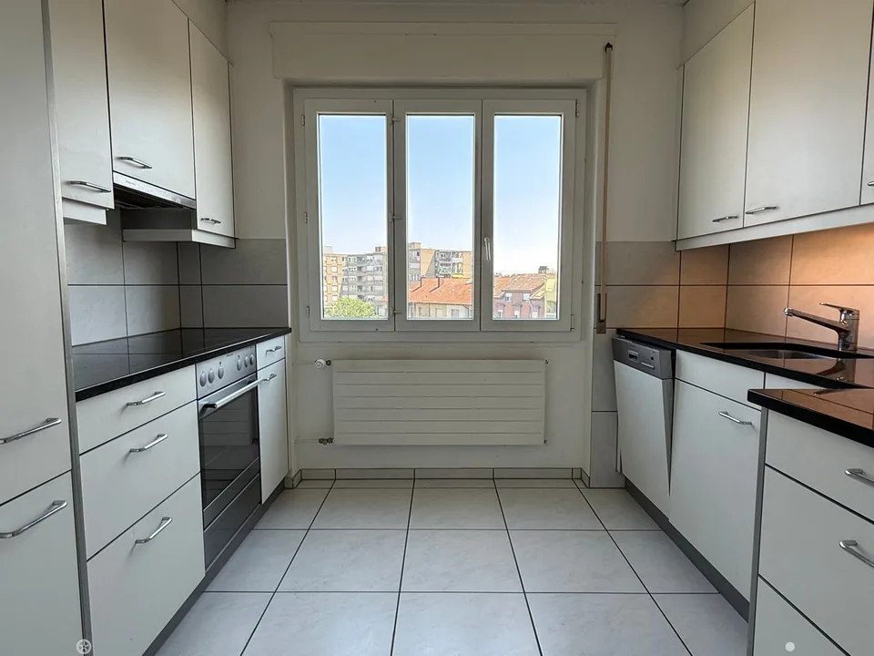 Grosszügige 2.5-Zimmerwohnung mit Balkon im Herzen von Biel