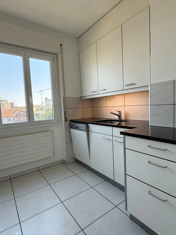 Grosszügige 2.5-Zimmerwohnung mit Balkon im Herzen von Biel