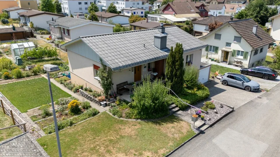 Maison bien entretenue avec grand espace environnant