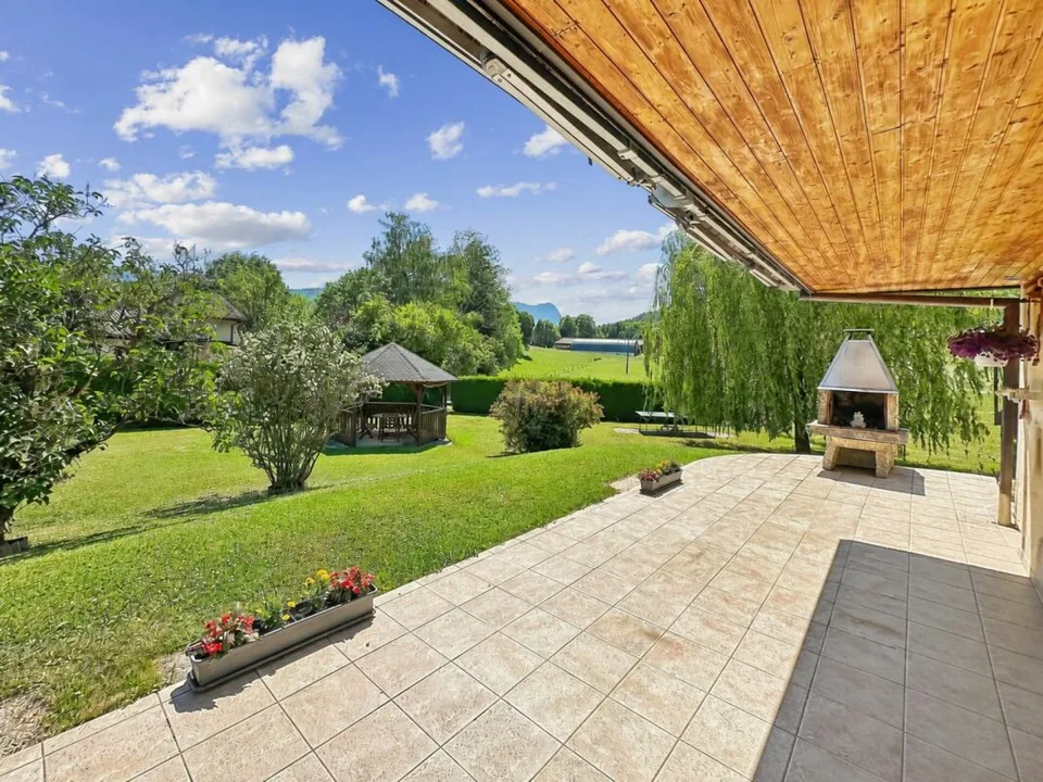 Villa unifamiliare a piano terra ai margini di una zona agricola con un ruscello
