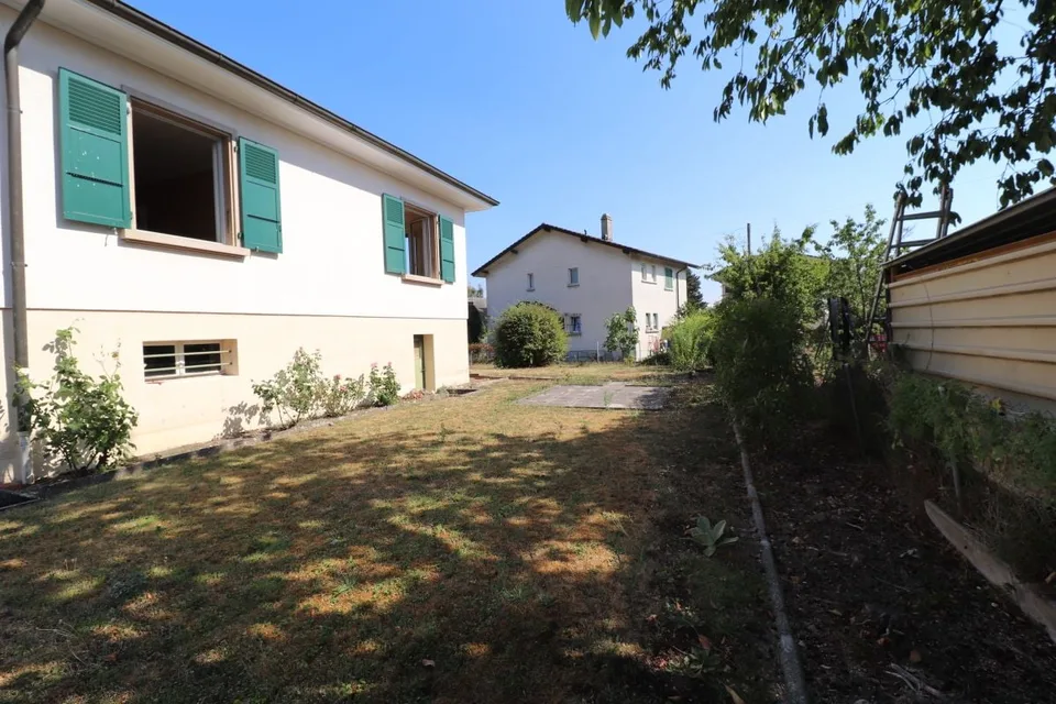 In esclusiva! Opportunità da non perdere! Affascinante villa individuale orientata a sud con piacevole giardino, in un quartiere molto tranquillo.