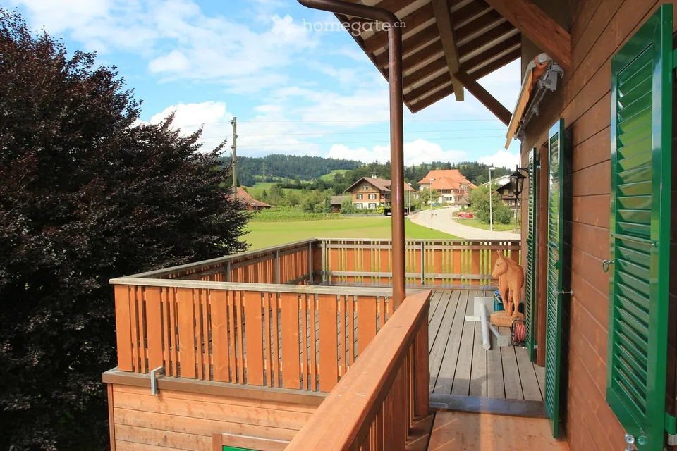 Charming 3.5-room apartment in Ramsei with balcony and fireplace