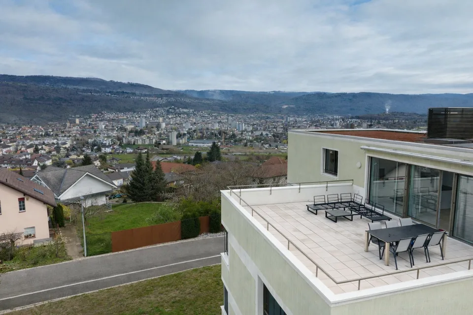 Appartamento in attico moderno con vista imprenabile sul lago di Bienne – foto 13 di 27