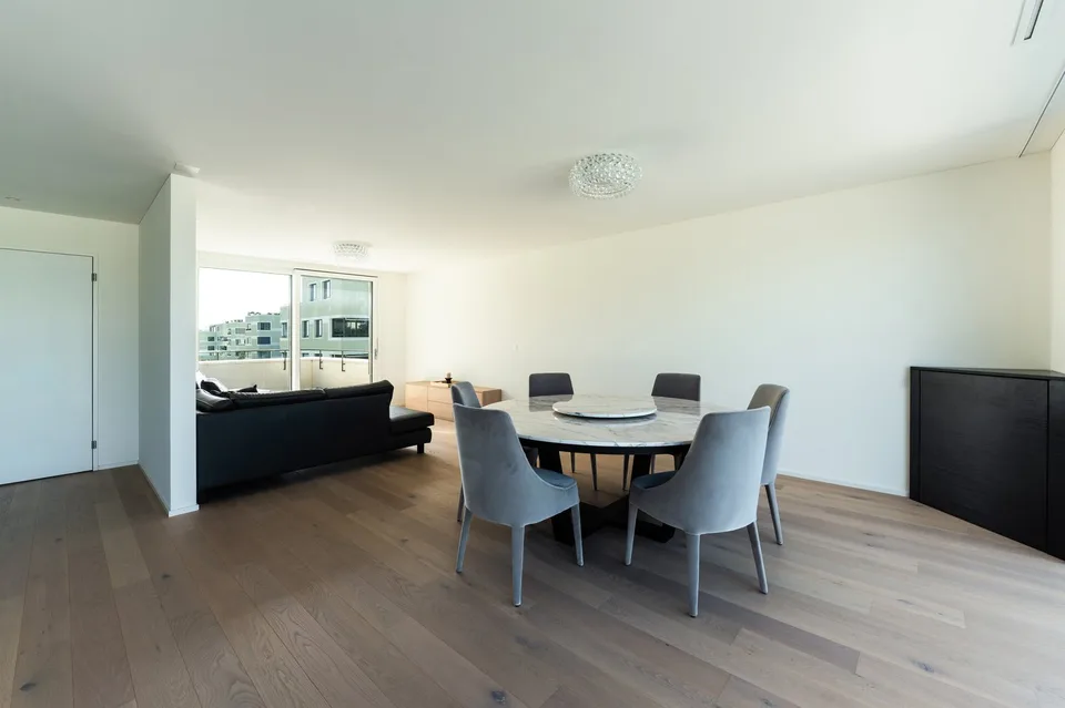 Appartamento mansardato moderno con vista ininterrotta sul lago di Bienne