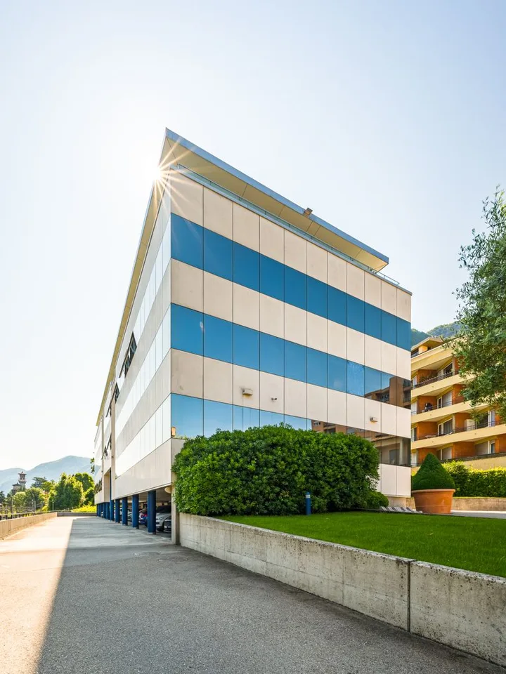 BÜRO IM PARADIES