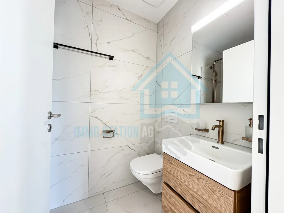 Appartamento nuovo di 3,5 locali con balcone e attrezzature di alta qualità