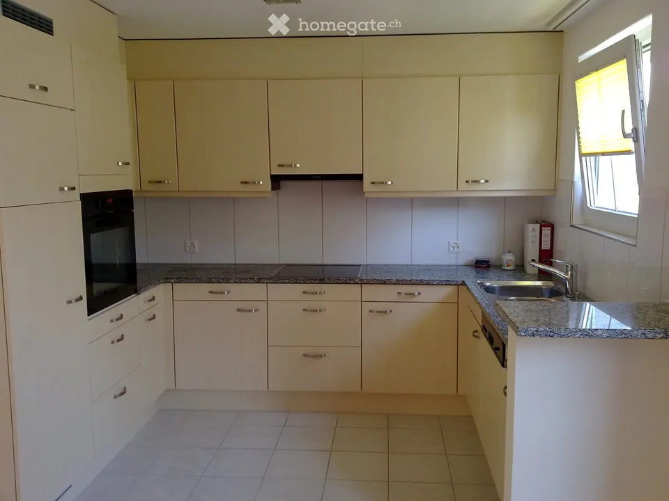 Appartamento maisonnette di 4,5 locali luminoso con balcone a Glattfelden