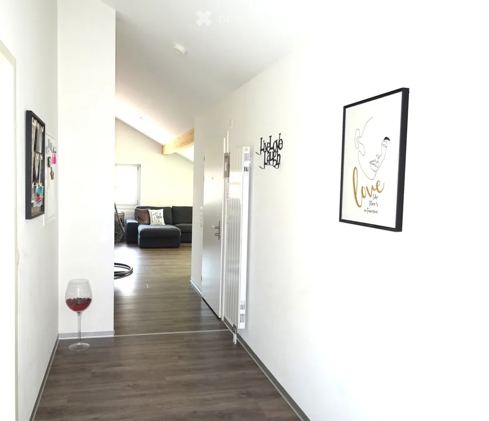 This beautiful apartment in a central location impresses with 4.5 rooms of living space.