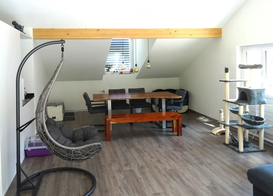 This beautiful apartment in a central location impresses with 4.5 rooms of living space.