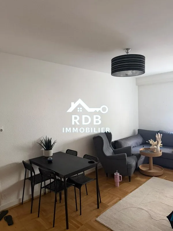 Appartement de 4 pièces au 1er étage situé à Acacias 1227