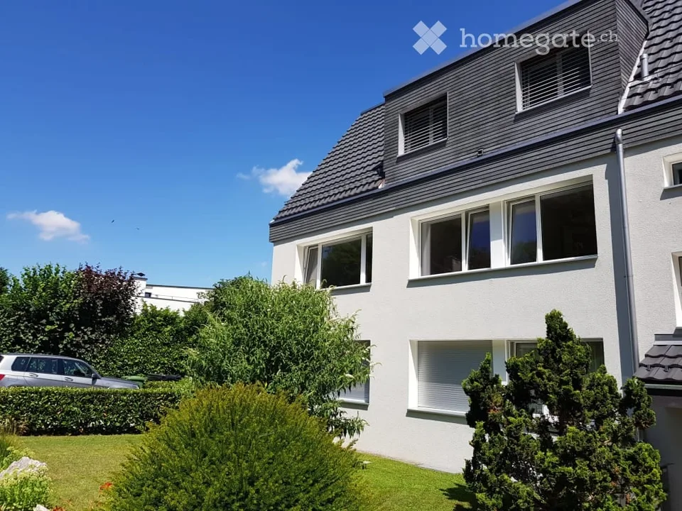 Appartamento di 4 locali luminoso con balcone e bella vista a Gockhausen