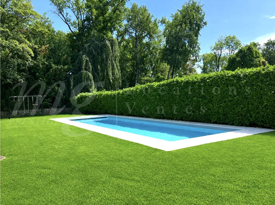 In esclusiva! MAGNIFICA CASA MODERNA DI 300 M2 CON GRANDE GIARDINO E PISCINA