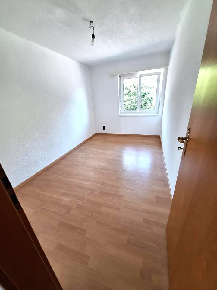Sehr gepflegte 4.5-Zimmer-Wohnung im 1.Stock Ost mit Keller und Autogarage in Attiswil