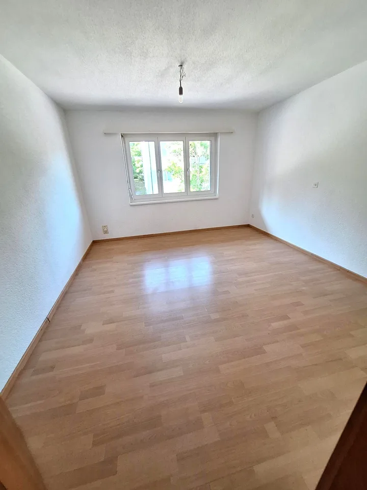 Sehr gepflegte 4.5-Zimmer-Wohnung im 1.Stock Ost mit Keller und Autogarage in Attiswil
