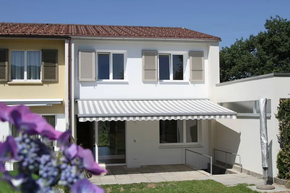 Charmant appartement rénové de 4 pièces avec jardin intime et vue sur le Jura